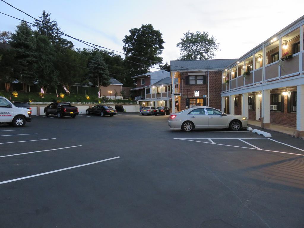 Courtyard Motel 2*